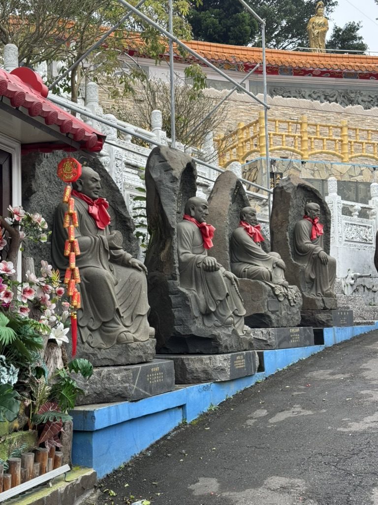 Stone monk statues at Keelung temple
