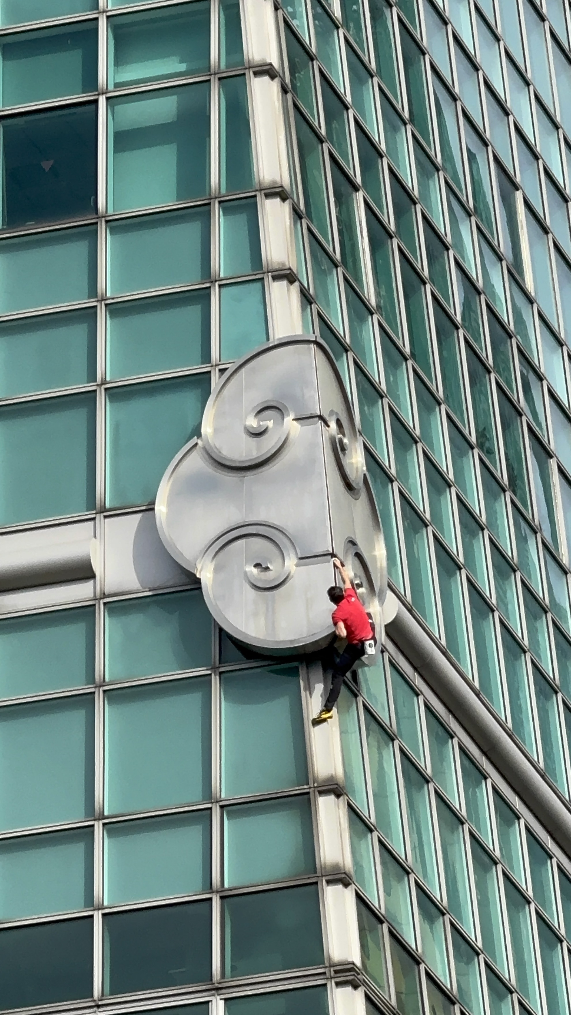 Alex Honnold climbing Taipei 101
